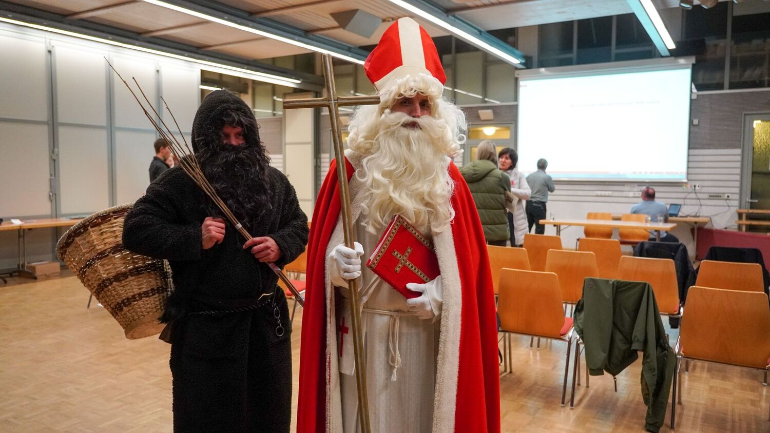 20 Nikoläuse drückten einen Monat vor ihrem großen auftritt die Schulbank.