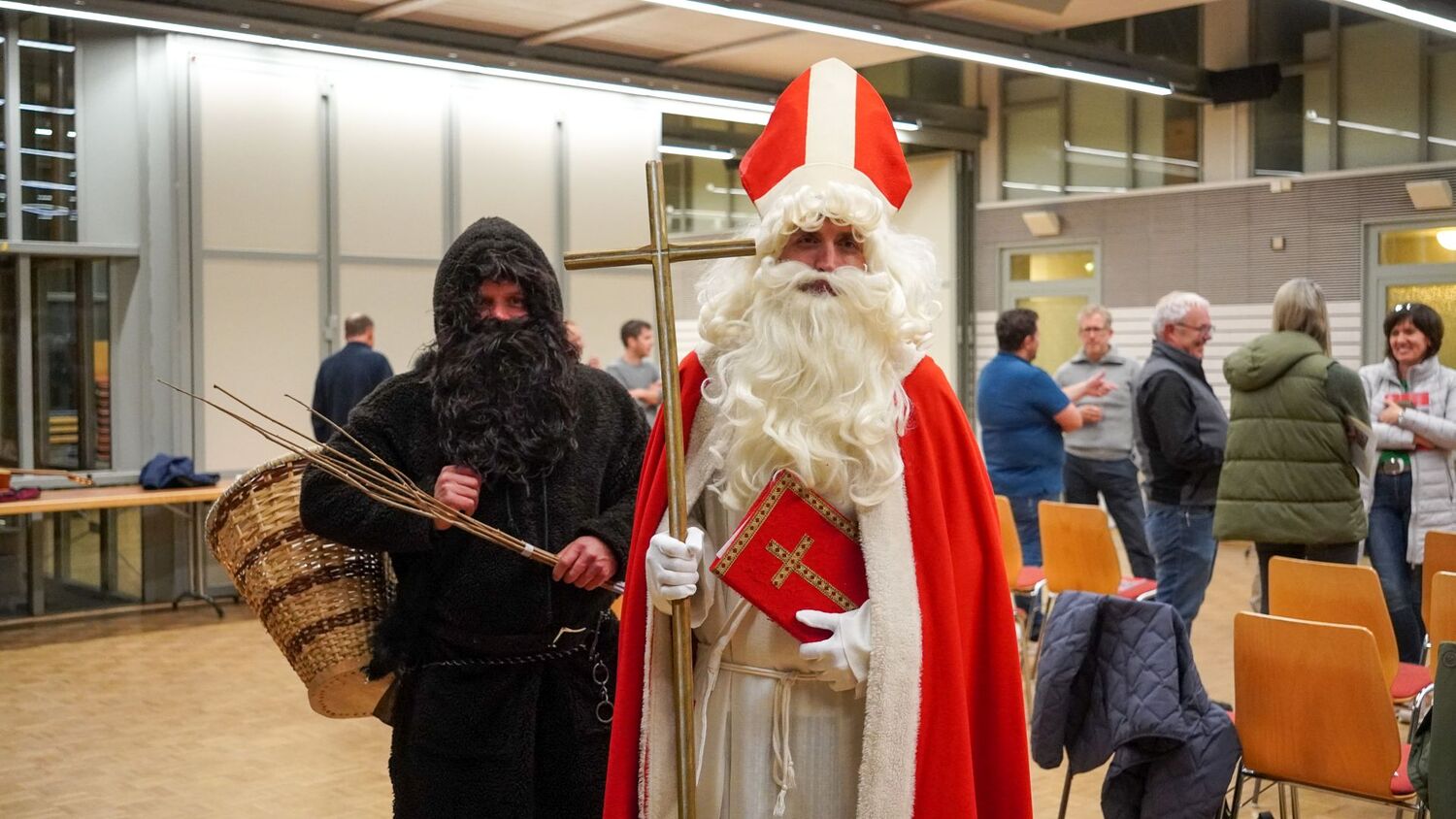 20 Nikoläuse drückten einen Monat vor ihrem großen auftritt die Schulbank.